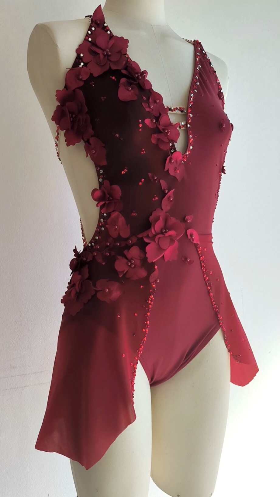 Justaucorps sur-mesure Roséa — fleurs bordeaux