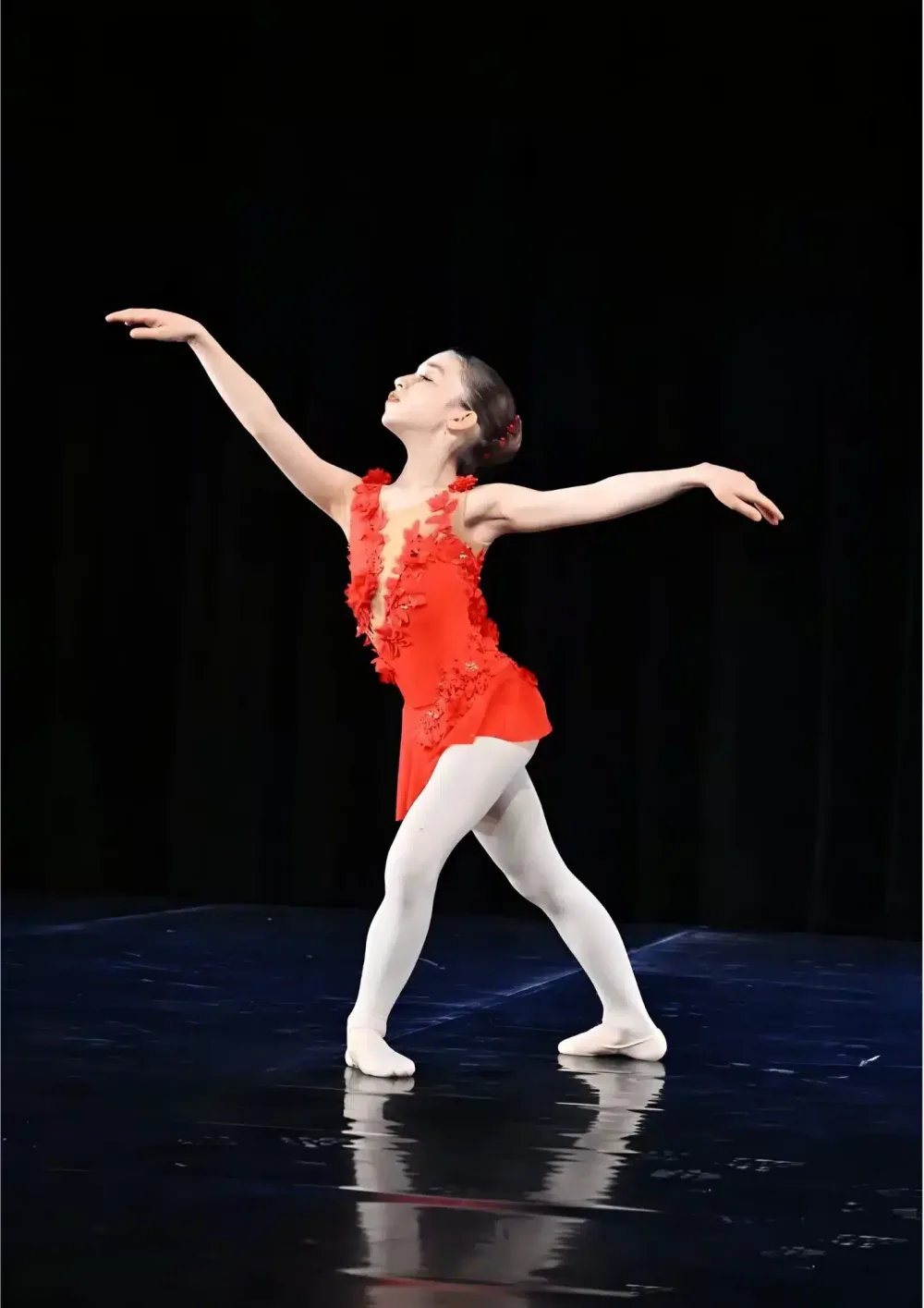 Danseuse portant sur scène un costume corail créé sur mesure par Leprince Studio