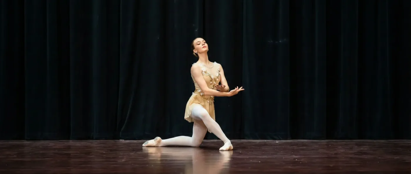 Danseuse portant un costume de danse crème et doré créé sur mesure