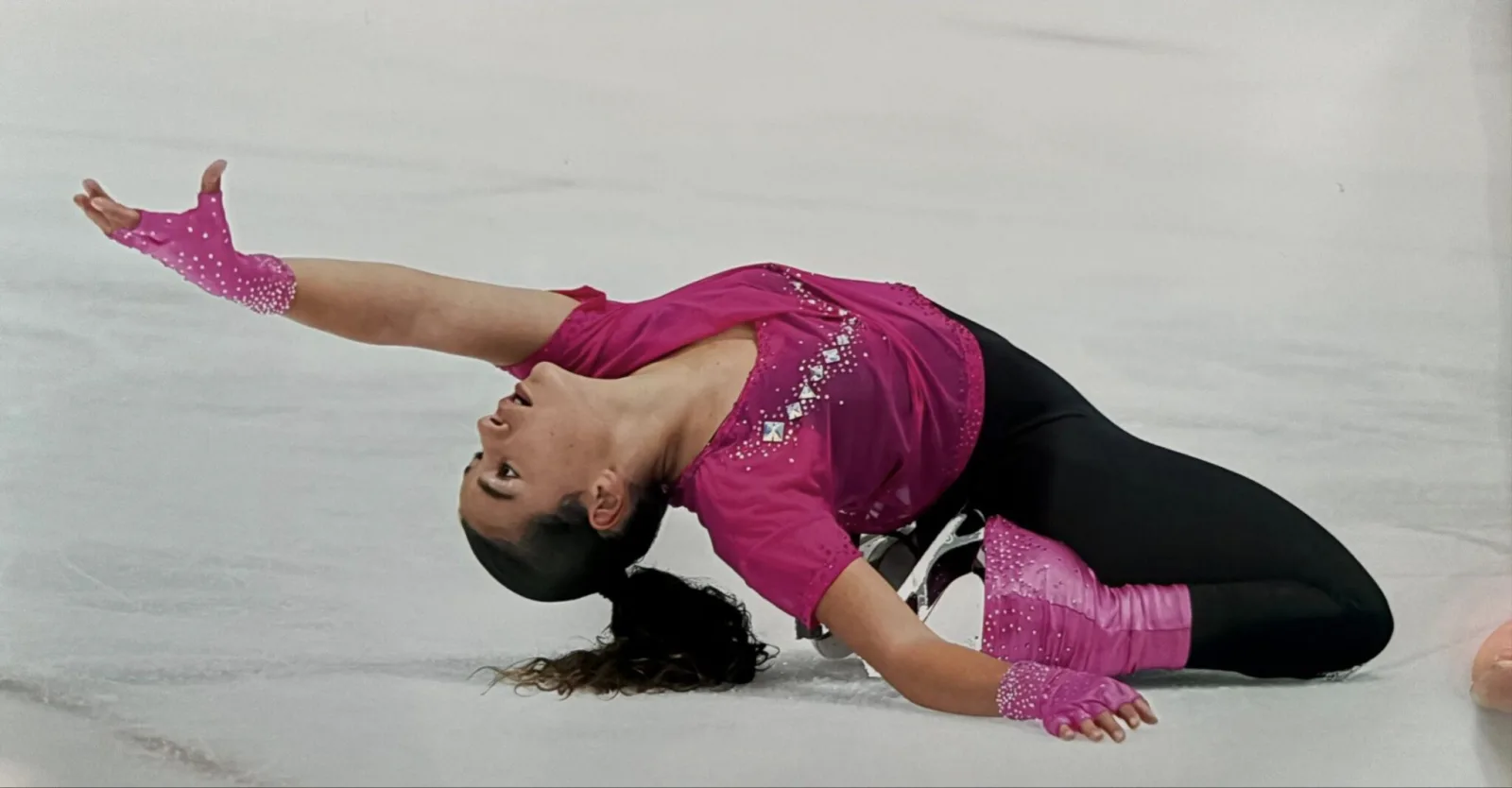 Patineuse portant une tenue rose et noire créée sur mesure par Leprince Studio