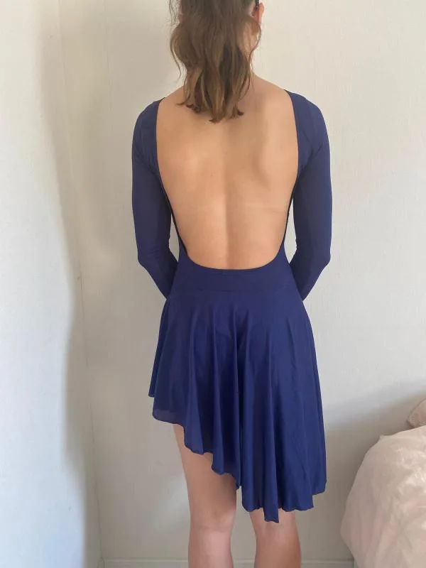 Dos nu d’une robe de patinage artistique bleu nuit avec jupette asymétrique