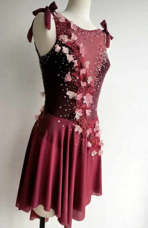 Robe de patinage artistique bordeaux et rose décorée de strass et de fleurs