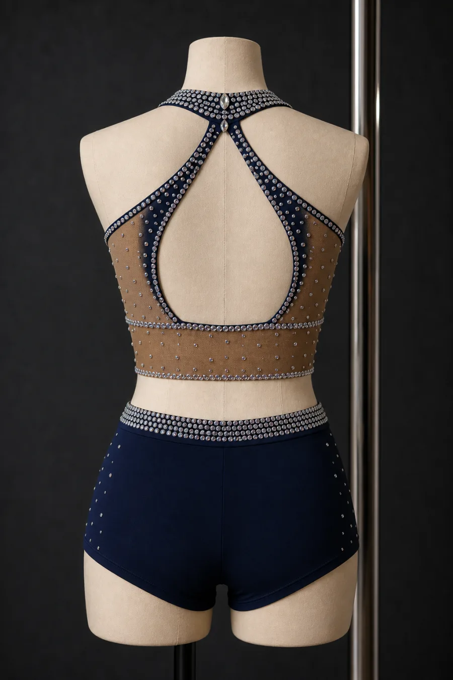 Visualisation du dos d’une tenue de pole dance personnalisée avec résille et strass