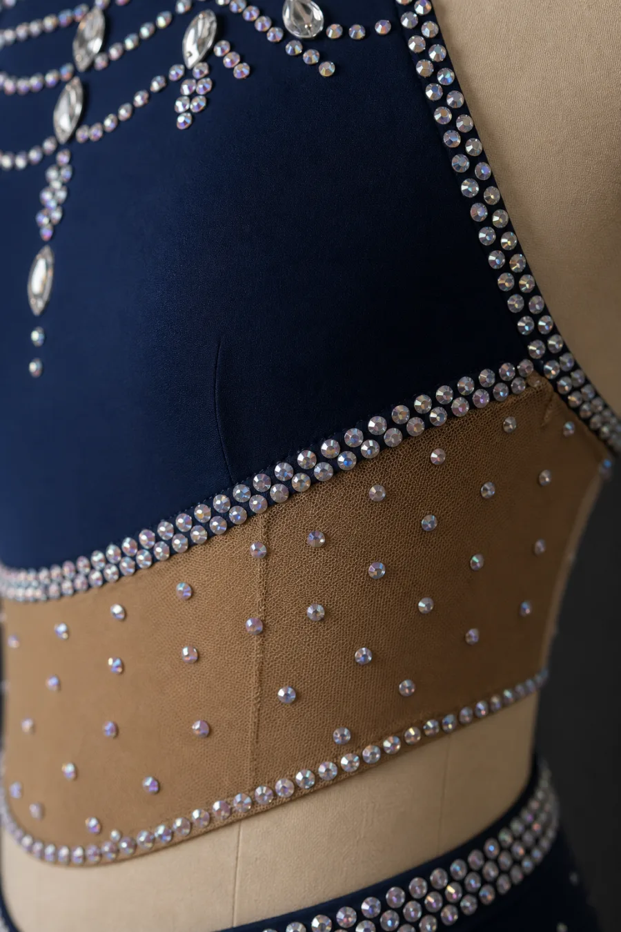 Visualisation du détail des strass et de la résille d’une tenue de pole dance bleu nuit