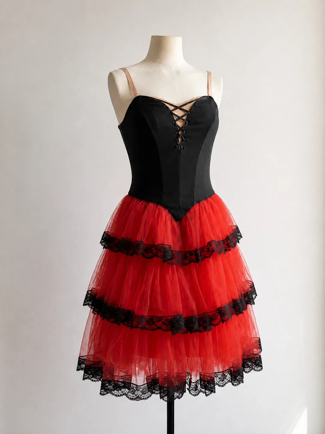 Tutu sur mesure rouge et noir présenté sur mannequin dans l’atelier Leprince Studio