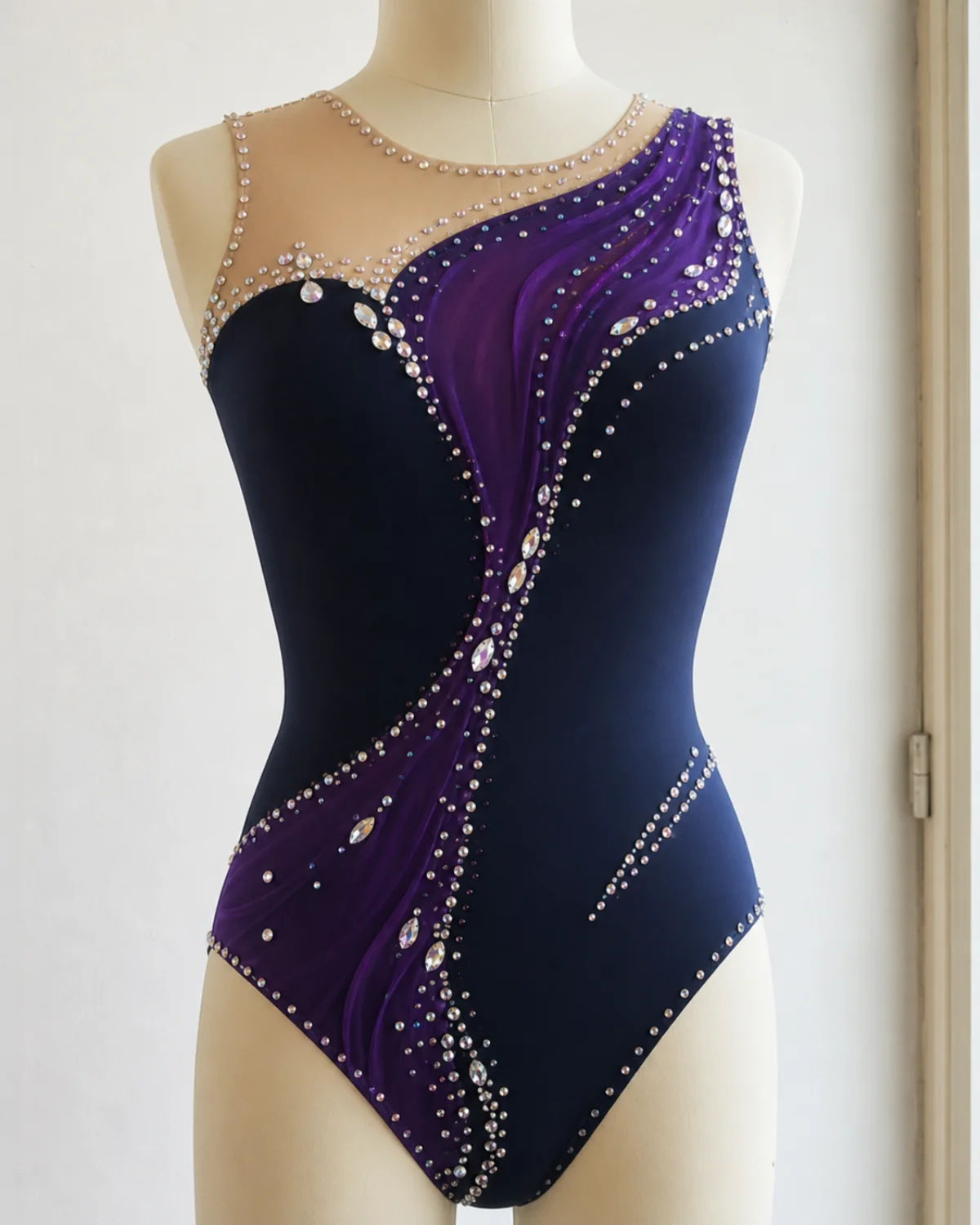 Projection de face d’un justaucorps de twirling bleu nuit, violet et strass argentés