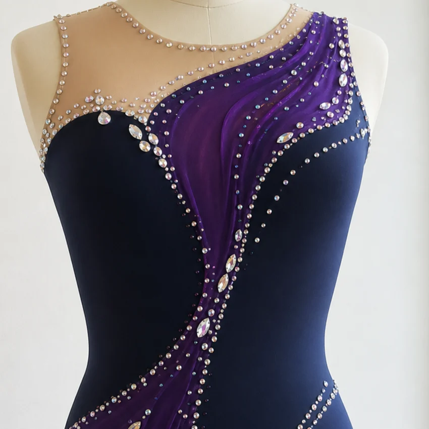 Détail des lignes violettes et des cristaux d’un projet de justaucorps de twirling